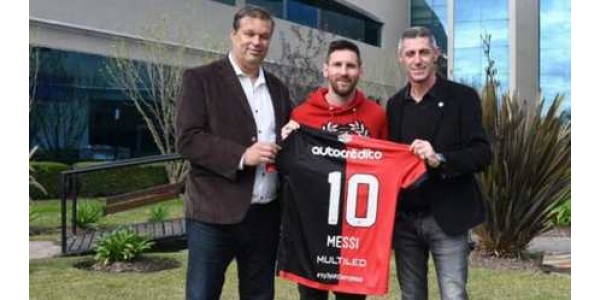 Messi recebe a camisa número 10 de seu time favorito